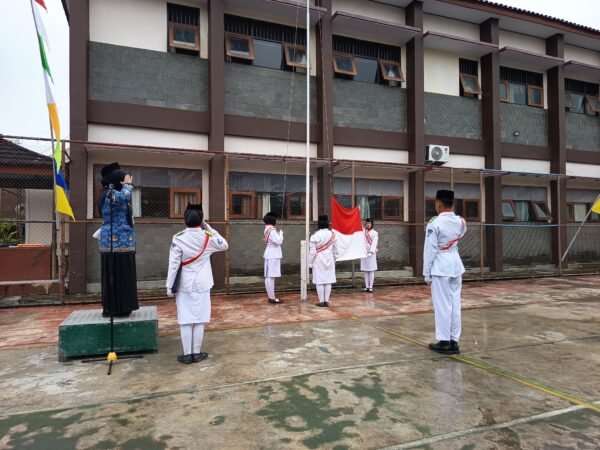 Khidmat dan Penuh Semangat, SMP Negeri 2 Ambarawa Gelar Upacara Peringatan HUT RI